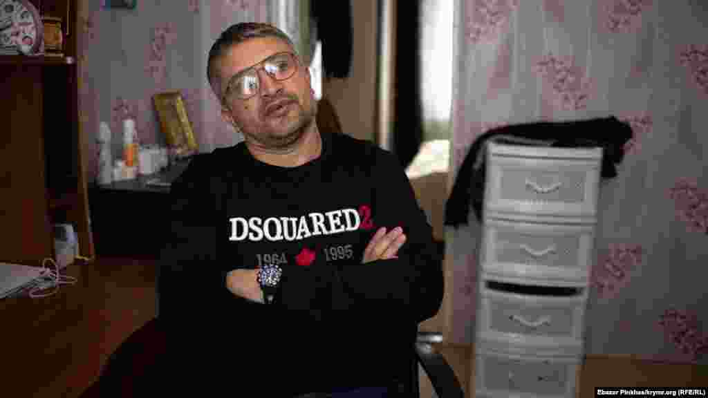 Мемедеминов был одним из первых, кто начал снимать на телефон задержания, обыски и суды над крымскими татарами на аннексированном полуострове. Он взял на себя обязанности по координации всей медиа-деятельности «Крымской солидарности». И осудили его именно за это – убеждены правозащитники. Большое интервью Наримана Мемедеминова можно посмотреть по ссылке 