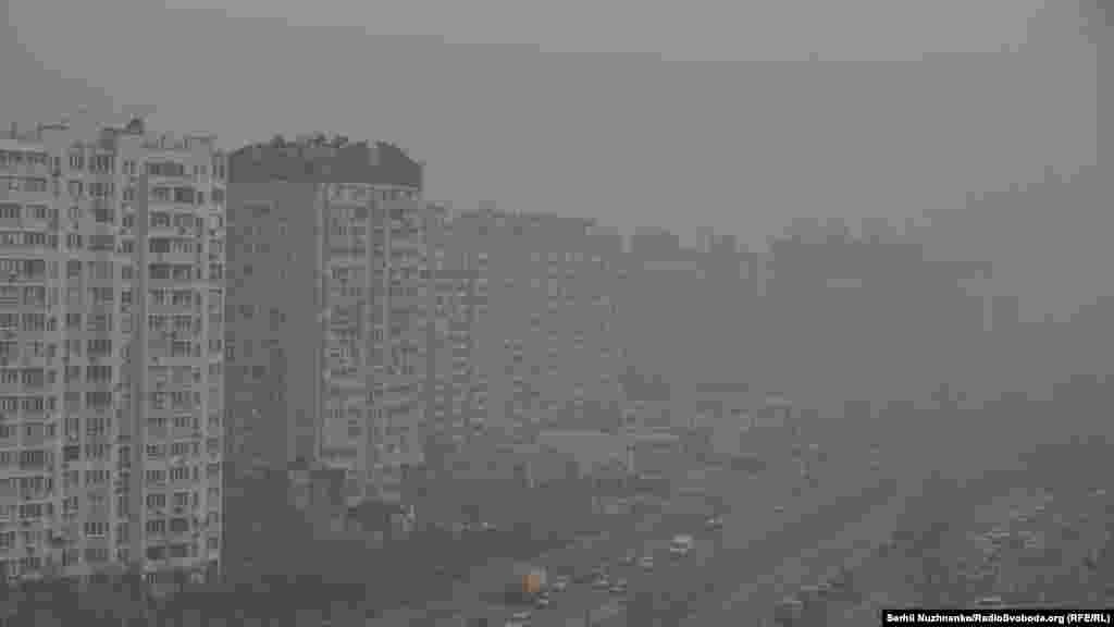 Уранці 17 квітня слідом за пиловою бурею столицю накрив густий «туман» – смог із їдким запахом. Киян попросили залишатися вдома і зачинити вікна. Дим принесло з Чорнобильської зони і Житомирщини, де горять ліси. Рейтинг індексу якості повітря QIAir показав, що Київ – світовий лідер із забрудненого повітря 