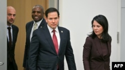 Держсекретар США Марко Рубіо (в центрі) з головою МЗС Німеччини Анналеною Бербок, представником Британії Девідом Леммі та Франції Жаном-Ноелем Баррона зустрічі міністрів закордонних справ НАТО, Брюссель 4 квітня 2025 року