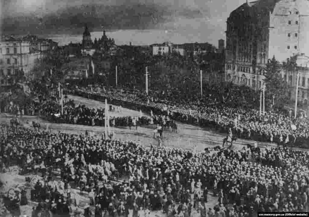 Під час урочистого проголошення універсалу про об’єднання УНР і ЗУНР у соборну Україну. Київ, Софійська площа, 22 січня 1919 року