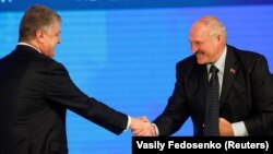 Президент України Петро Порошенко (ліворуч) і президент Білорусі Олександр Лукашенко. Гомель, 26 жовтня 2018 року