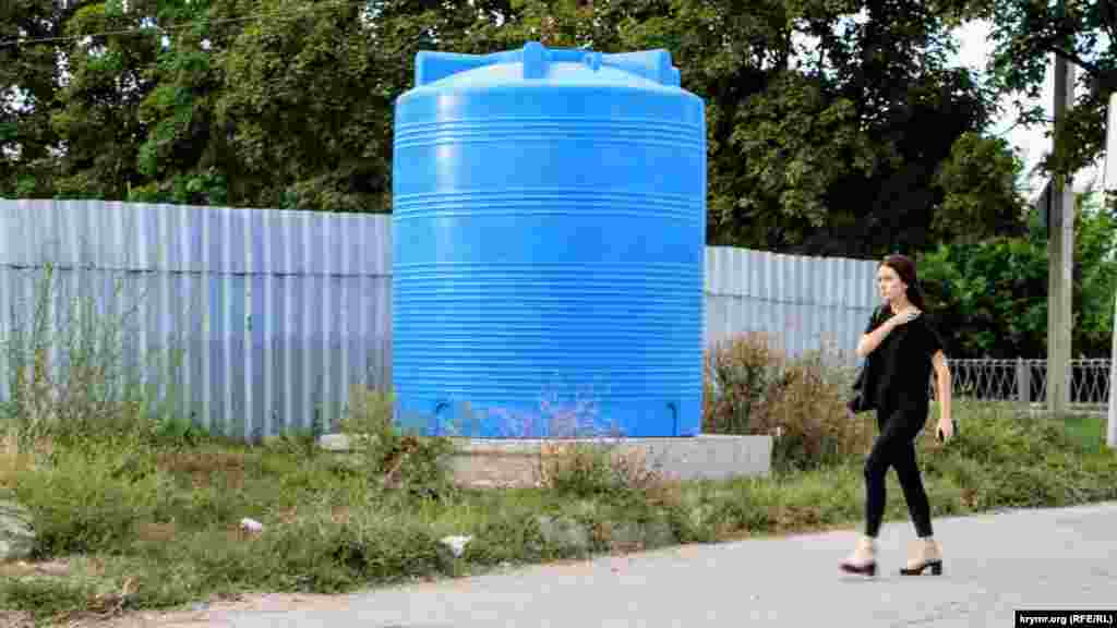 В сентябре прошлого года в разных районах Симферополя начали устанавливать синие бочки – резервуары для воды. Эта бочка стоит на улице 1-й Конной Армии, 3 сентября 2020 года