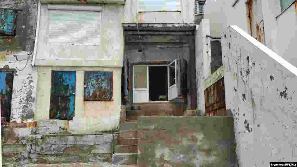 В таком «номере» в 10 метрах от моря живут отдыхающие