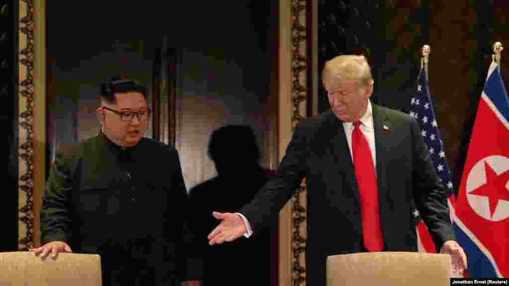 Дональд Трамп и Ким Чен Ын перед подписанием совместного документа