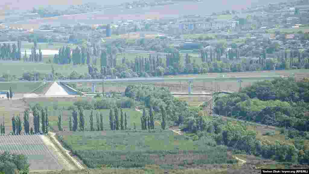 Вдали в дымке виднеется трасса «Таврида», первоначально она должна была пройти через Верхнесадовое с изъятием земельных участков у жителей