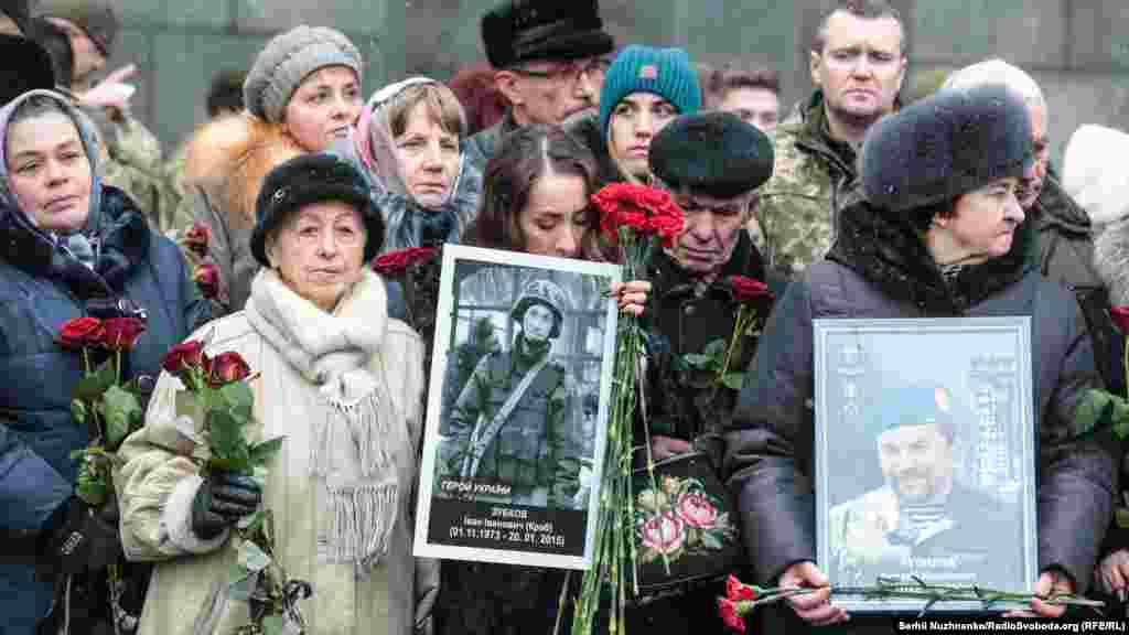 В центрі – матір, сестра та батько загиблого під час оборони ДАПу  Героя України Івана Зубкова (позивний «Краб») із містечка Деражня на Хмельниччині. 