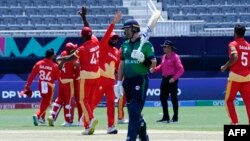 په سرو جامو کې د کاناډا لوبغاړي دي‌ چې د لوبې تر ګټلو وروسته خوښي کوي