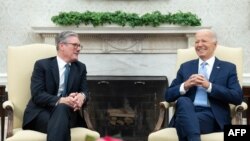 Президент США Джо Байден проводить двосторонню зустріч із прем’єр-міністром Великобританії Кіром Стармером в Овальному кабінеті Білого дому у Вашингтоні, округ Колумбія, 10 липня 2024 року. 