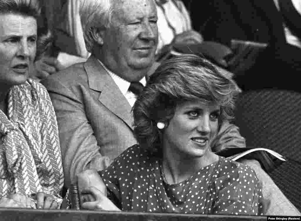 Принцеса Діана в королівській ложі на Вімблдоні перед початком півфіналу чоловічого одиночного матчу між Джиммі Коннорсом та Кевіном Карреном 5 липня 1985 року. 