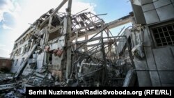 Школа в украинском городе Бахмут, полностью разрушенная российским авиаударом, 8 июня 2022 г.