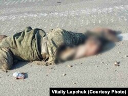 Тіло українського військового на Антонівському мосту. Херсон, 25 лютого 2022 року