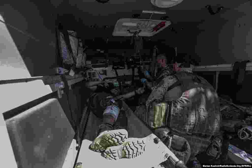 Військові медики провели евакуацію бійця із поля бою та надали йому допомогу 