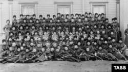 Конвой Его Императорского Величества во время стоянки в Царском селе. Российская империя, 1 апреля 1914 г.