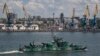 Корабель ВМС Росії на варті у вантажному морському порту Маріуполя, 12 червня 2022 року