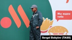 Мужчина у ресторана быстрого питания "Вкусно – и точка"