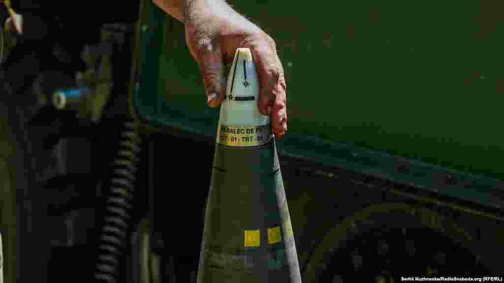 Для стрельбы используются осколочно-фугасные, дымовые, осветительные снаряды, активно-реактивные снаряды и другие. Максимальная дальность стрельбы активно-реактивным снарядом (например Excalibur) – до 46 км. Боекомплект САУ – 18 выстрелов