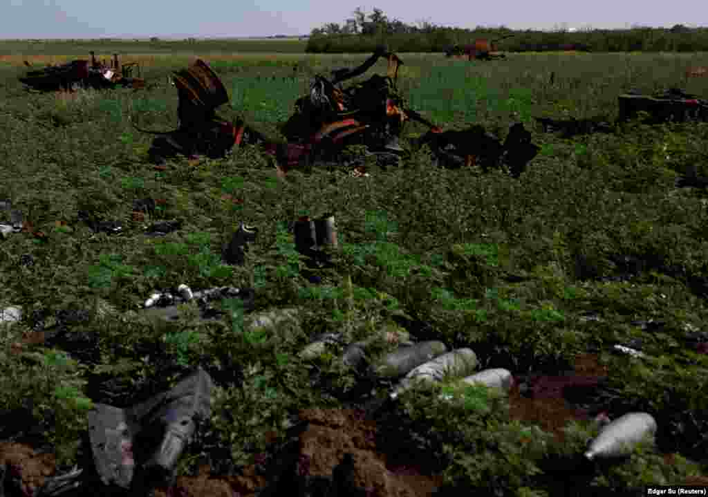 Уничтожены российские танки и транспортные средства в поле в Николаевской области, 12 июня 2022 года. Заместитель начальника военной разведки Украины Вадим Скибицкий заявил The Guardian, что Украина проигрывает артиллерийское сражение с Россией на передовой из-за нехватки артиллерийских снарядов. Он сказал, что Украина производит от 5000 до 6000 артиллерийских выстрелов в день и «почти потратила все наши боеприпасы»