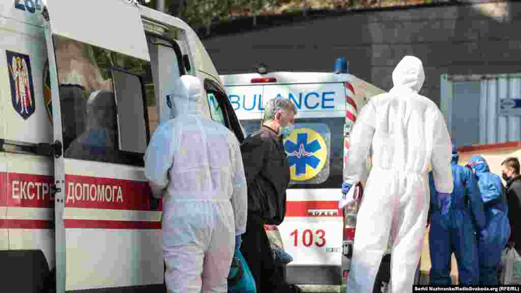 334 медики заразилися COVID-19 в Україні, повідомив міністр охорони здоров’я Максим Степанов в ефірі телеканалу «Інтер». «Справді, у нас із 2 203 захворювань на сьогодні 334 медичних працівників. Ми щодня займаємося тим, щоб максимально забезпечувати засобами індивідуального захисту. Щодня прилітають літаки з десятками, сотнями тисяч і респіраторів, і костюмами біозахисту, окулярами – все це одразу постачається до лікарень», – розповів Степанов.