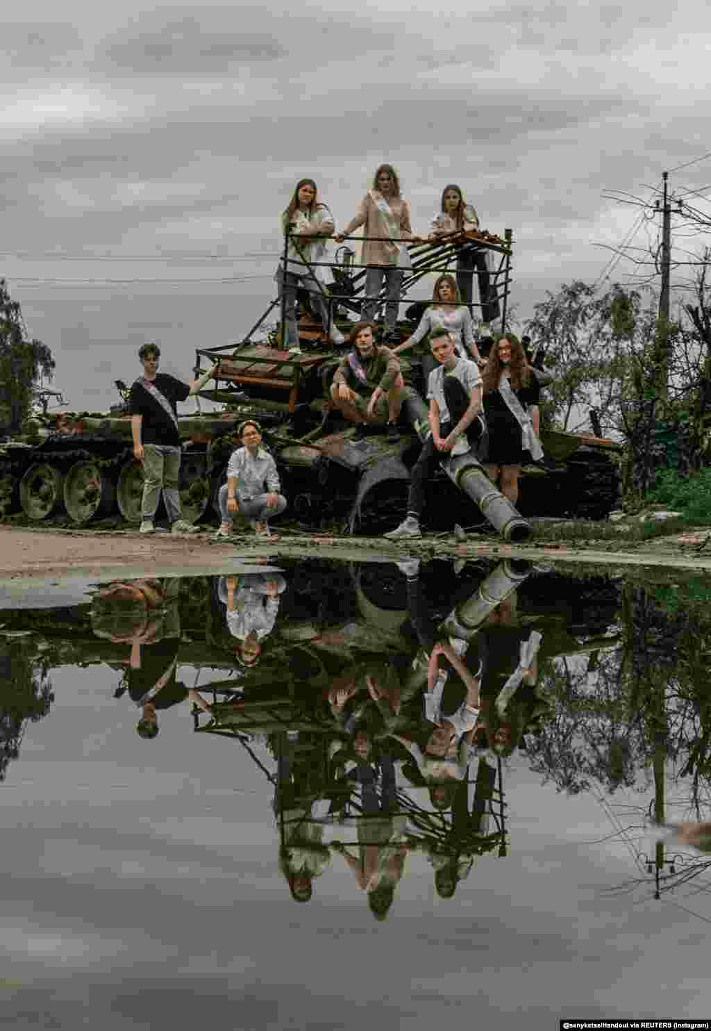 Сеник додає, що був здивований тим, з якою радістю випускники взяли участь в його проєкті. «Діти не виглядали ні засмученими, ані зламаними», – сказав він. «Навпаки, здавалося, що війна їх загартувала і тепер вони сильніші».  