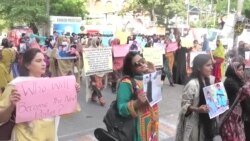 کراچۍ کې لسګونه کسانو د ورکو بلوڅانو موندلو لپاره مظاهره وکړه کراچۍ کې لسګونه کسانو د ورکو بلوڅانو موندلو لپاره مظاهره وکړه