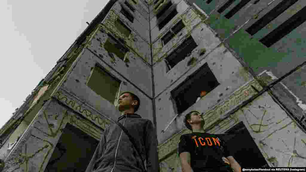 Сеник додає, що і для нього проєкт був емоційним. «Знаючи, що ці випускники зазнали стільки особистих і фізичних втрат, – вони є героями»