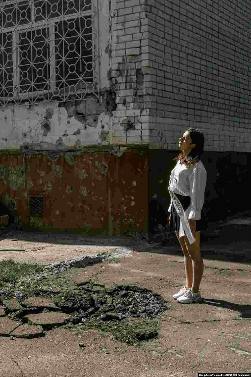 Сеник спеціалізується на весільних та портретних фотографіях. Але створений війною емоційний фон вимагав іншого. «Я хотів працювати над проєктами, які допоможуть моїй країні». Фотограф сподівається, що його фото допоможуть зібрати кошти для української армії через онлайн-аукціони, а також нагадають світові про те, що переживає Україна