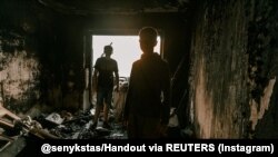 Так виглядають квартири багатоповерхівок Чернігова, на які скинула бомби російська авіація. Випускники чернігівських шкіл
зняли ці будинки - такою була їхня випускна фотосесія. Червень 2022 року