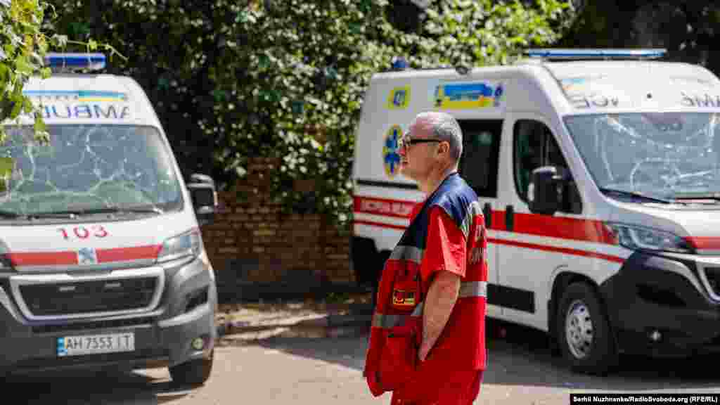 «От попадания начались пожары, но спасатели ГСЧС оперативно их ликвидировали. Среди поврежденных учреждений – одно медицинское. Также повреждения получила карета скорой. Информацию о пострадавших среди гражданских уточняем. По предварительным данным, пострадали три человека», – сообщил Кириленко