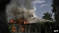 په لیڅچانسک کې د روسي ځواکونو تر برید وروسته پر يو کور اور لګيدلی دی (انځور د جون ۱۲مې دی)