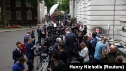 Представники ЗМІ чекають на заяву прем’єр-міністра Бориса Джонсона у Лондоні, 7 липня 2022 року