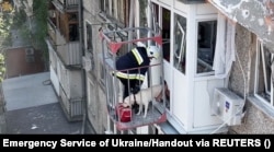 Рятувальники на розборі завалів у 5-поверховому будинку в Миколаєві, куди влучила ракета. Місто мало не щодня зазнає ударів, як артилерійських, так і авіаційних