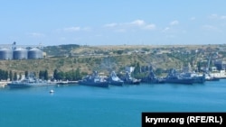У Куриной пристани в Севастопольской бухте пришвартованы два корабля-носителя крылатых ракет