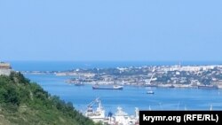 Балкер класу «річка – море» відходить від зернового терміналу в Доковій бухті Севастополя, 5 липня 2022 року