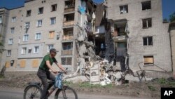 Обидва цивільних загинули в Бахмуті (на фото: наслідки обстрілу в місті, 20 червня)