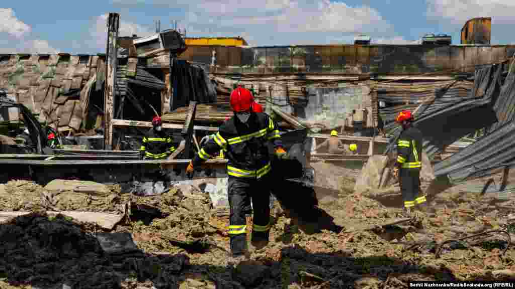 Пошукові групи продовжують розбір завалів будівлі ТРЦ «Амстор» у Кременчуці, яка напередодні була зруйнована внаслідок російського ракетного обстрілу, повідомляє Держслужба з надзвичайних ситуацій