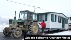 Dopremanje stambenih kontejnera za ljude koji su ostali bez krova nad glavom.