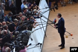 Президент Вучич розмовляє з пресою під час саміту ЄС в Брюсселі в червні 2022 року, коли Україна отримала статус країни-кандидата на вступ до ЄС