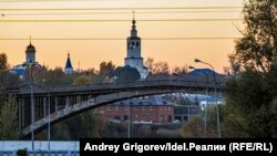 Вид на мост и Зилантов монастырь со стороны дамбы