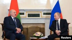 Захід застосував до Білорусі, як і до її близького союзника Росії, фінансові санкції у відповідь на війну Кремля проти України і зусилля Білорусі щодо сприяння цьому російському вторгненню