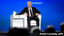 Владимир Путин на экономическом форуме в Петербурге, 17 июня 2022 года