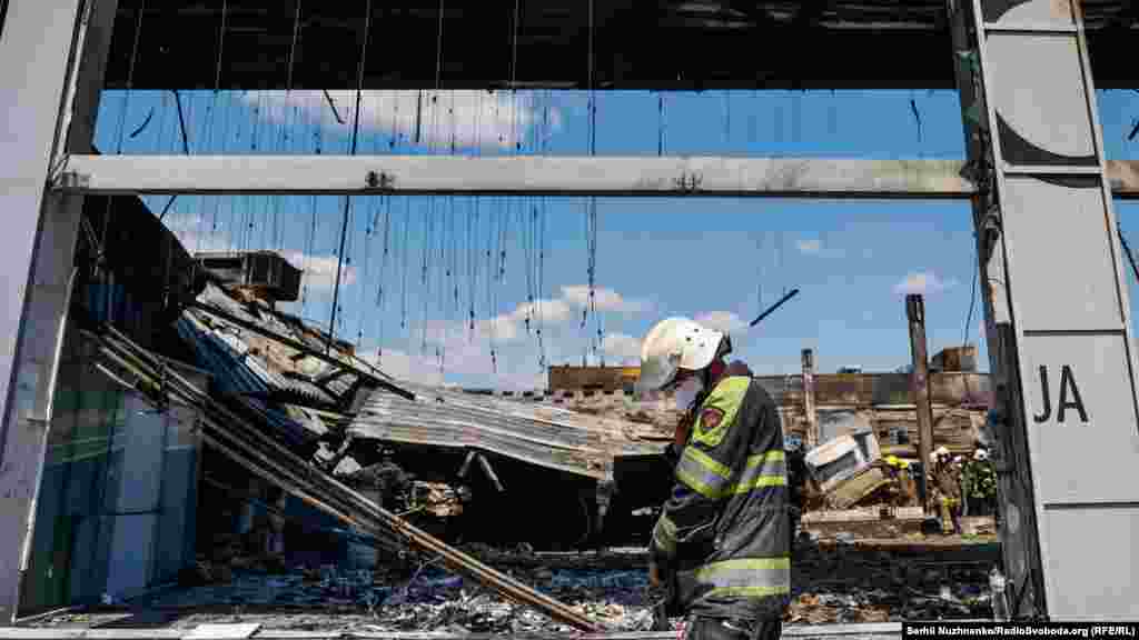 Розбір завалів будівлі  ТРЦ «Амстор» у Кременчуці