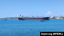 Российский балкер «Матрос Позынич» в сопровождении буксира в Севастопольской бухте, 1 июля 2022