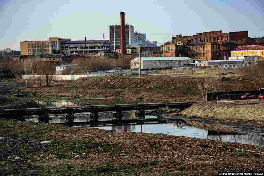 С моста открывается мрачноватый вид на старый промышленный район. 