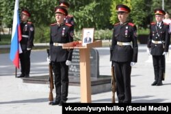 Церемонія передачі нагороди батькам морпіха 810-ї обрмп Романа Попова в Краснодарському краї