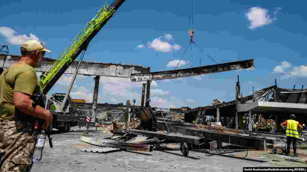 «Пошукові роботи тривають, здійснюється розбирання пошкоджених будівельних конструкцій за допомогою важкої інженерної техніки та засобів малої механізації. Підрозділи ДСНС обстежили та розібрали уламки будівельних конструкцій на 70% загальної площі об'єкта»,  йдеться у повідомленні ДСНС 