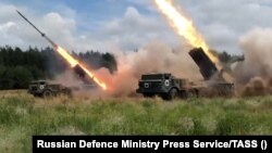 Російські реактивні системи залпового вогню «Ураган» в дії - фото ілюстративне. Саме з таких систем російські війська завдали удару по Широківській громаді на Дніпропетровщині