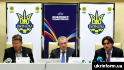 Директор турніру Євро-2012 УЄФА Мартін Каллен, президент Федерації футболу України Григорій Суркіс та керівник Місцевого організаційного комітету «УЄФА. Євро-2012» в Україні Маркіян Лубківський (зліва направо) під час брифінгу в Києві, 7 жовтня 2009 р.