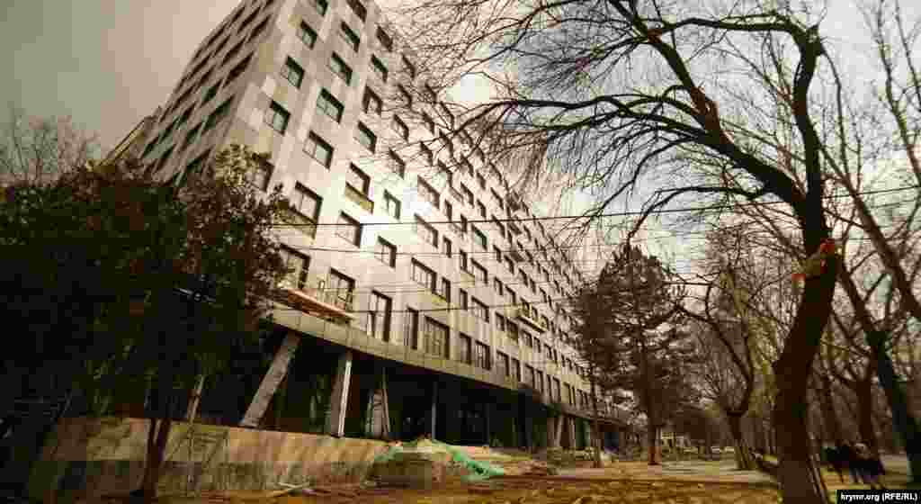 Реконструкция здания на улице Киевской в Симферополе. Строительная фирма «Монолит» работает над административным корпусом бывшего завода «Сантехпром». Здесь планируют разместить бизнес-центр Кто и как застраивает Симферополь, смотрите в фотогалерее