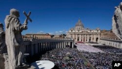 Стотици илјади верници, државници, свештеници на погребот на папата Франциск