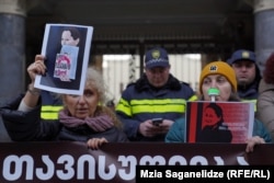 იმის ფონზე, რომ დაკავებული არ არის ჟურნალისტებზე თავდამსხმელი არცერთი ადამიანი, პატიმრობაში რჩება "ბათუმელებისა" და "ნეტგაზეთის" დამფუძნებელი, ჟურნალისტი მზია ამაღლობელი - მას პოლიციელისთვის სილის გაწვნის გამო 4-დან 7 წლამდე პატიმრობა ემუქრება.